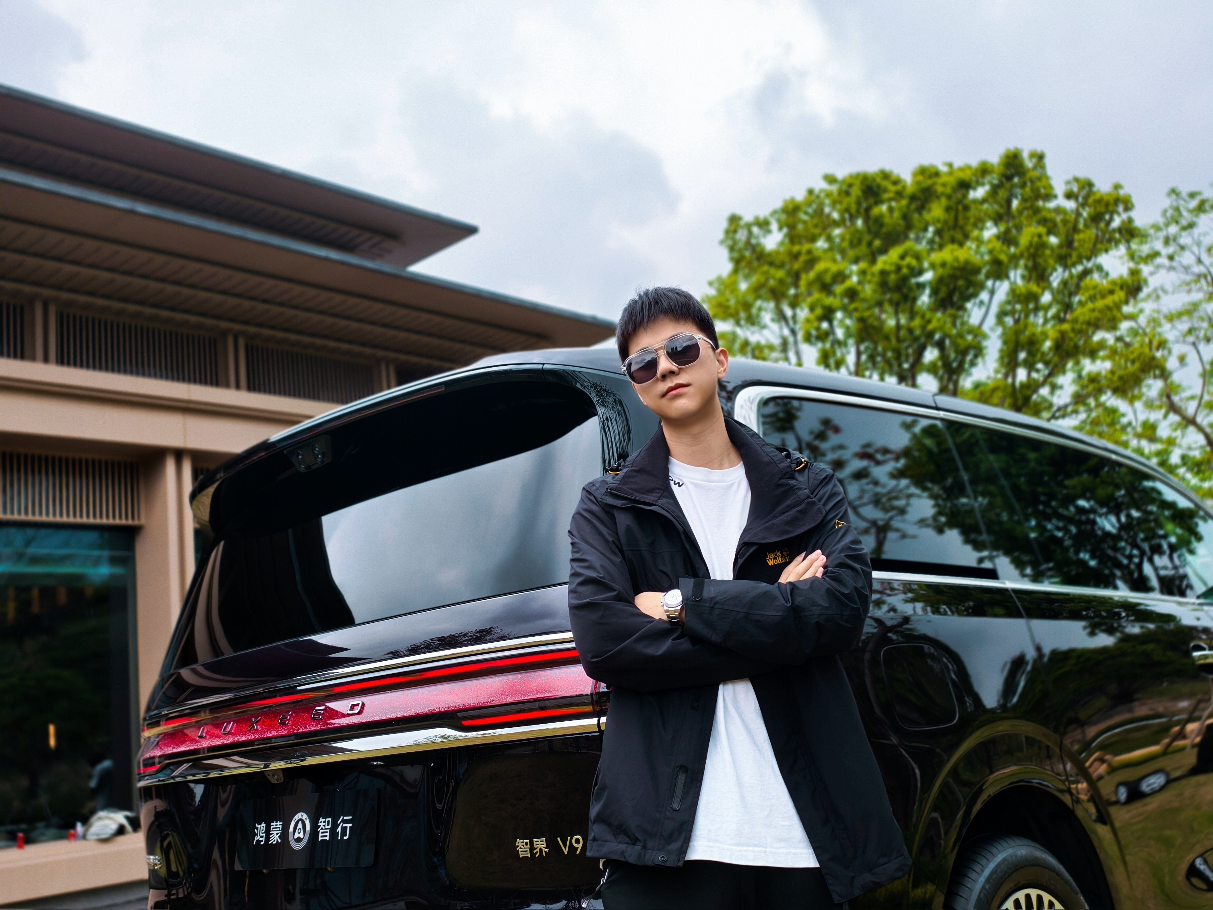 赵长江推荐水哥买智界V9智界V9是不是大佬气很足，尤其是尾部，行驶在马路上，它应