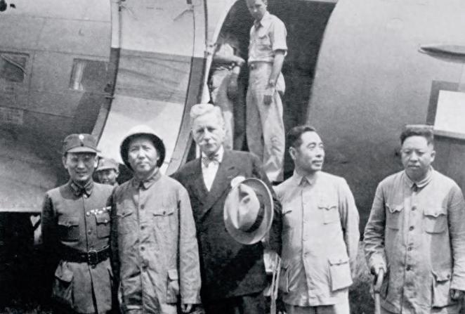 1945年8月28日，重庆白市驿机场。毛主席走下舷梯，对着镜头摘下帽子，挥了