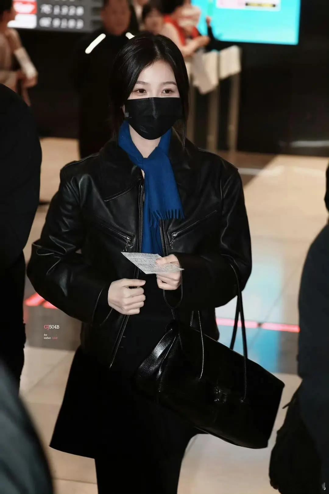 虞书欣戴口罩vs鞠婧祎戴口罩[doge]脸小是优势啊​​​