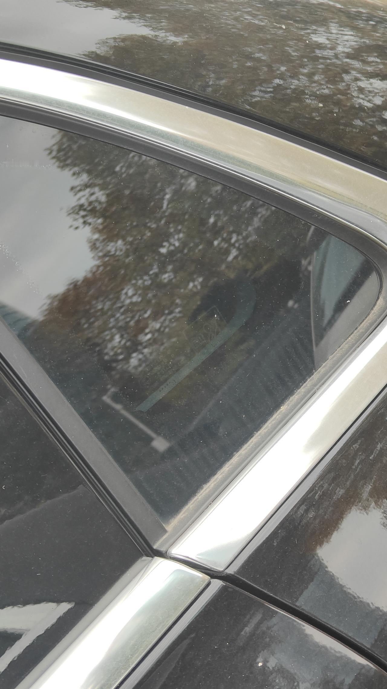 豪车的三角窗比我的脸都大