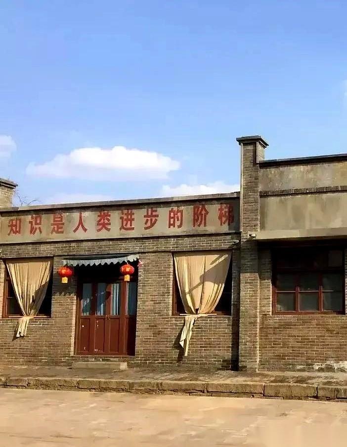 读《平凡的世界》，别只盯着那些励志情节，把镜头拉近，你会看到一个极度现实的真相。