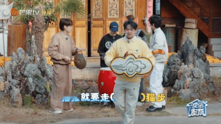 苏醒我的猫步很曼妙快乐老友记苏醒的猫步一出，直接把综艺效果拉满，太会玩了