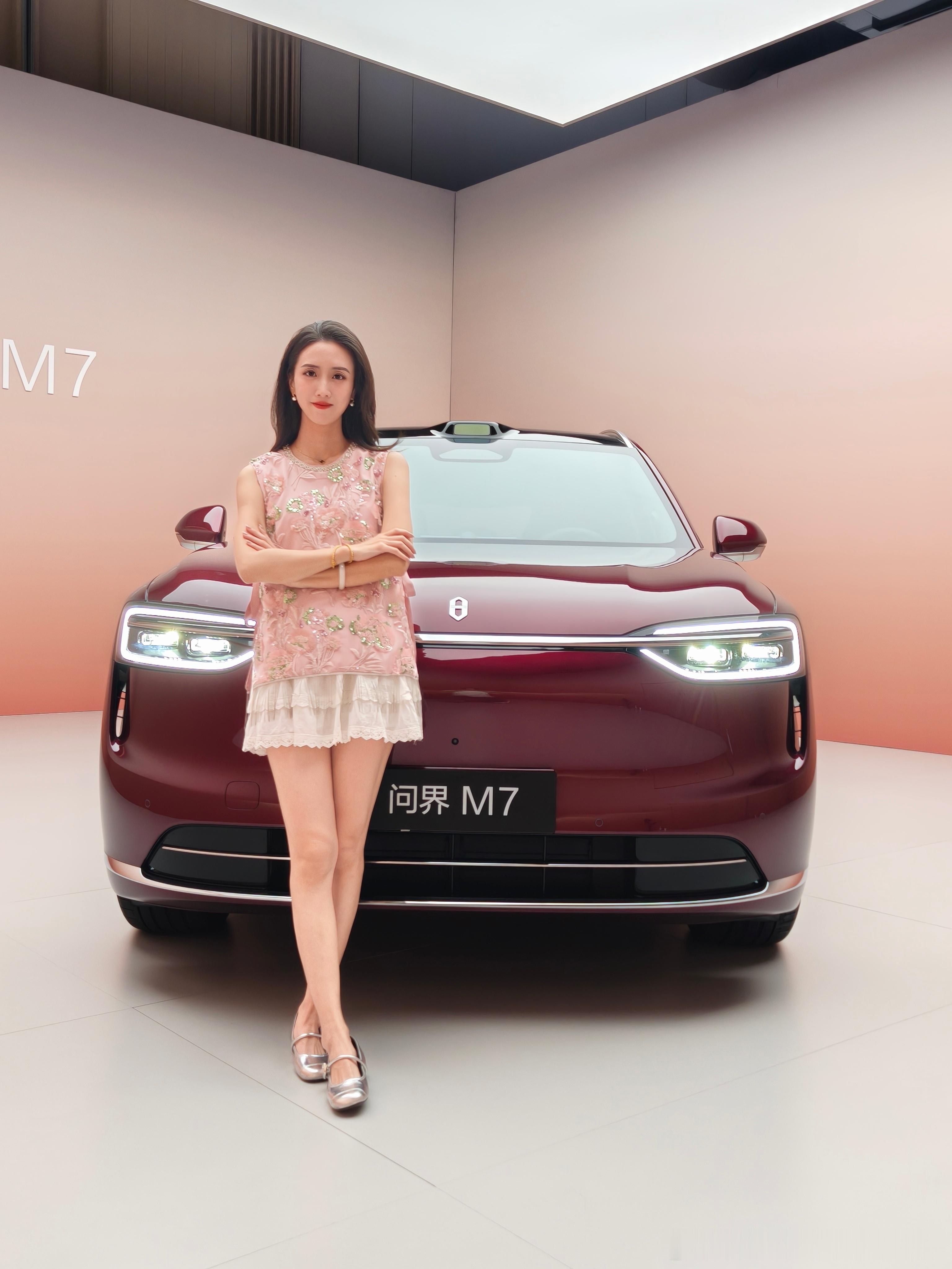 早呀朋友们，全新问界m7我觉得珊瑚红、海岛蓝、鎏⾦⿊、暖云⽩这四个颜色都很好看