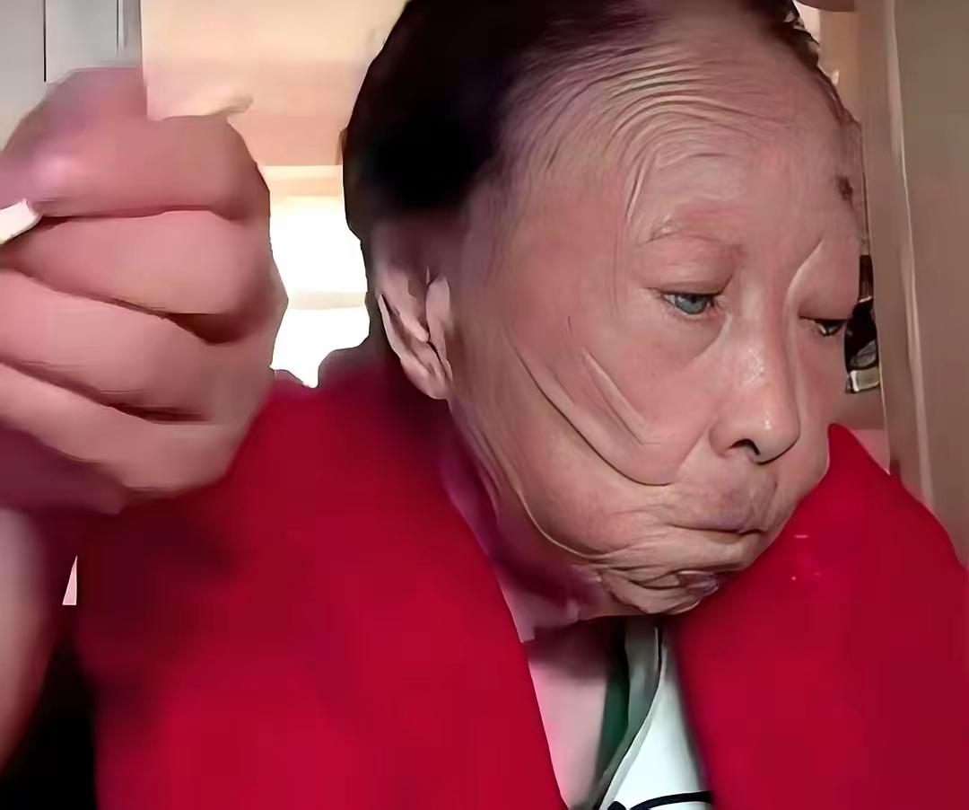 一个54岁的男人，睡在一个86岁的老太婆身边，端茶递水，甚至提夜壶，这不是儿子伺