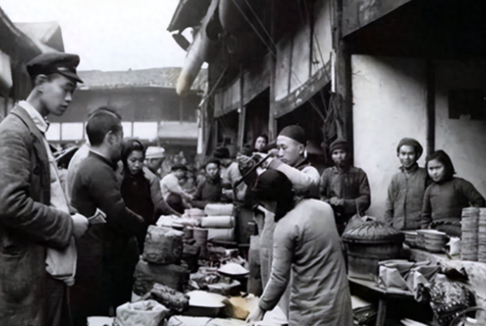 1950年，重庆大妈外出买菜，发现一个菜贩子口音有问题，便与他闲聊，买完菜后，她