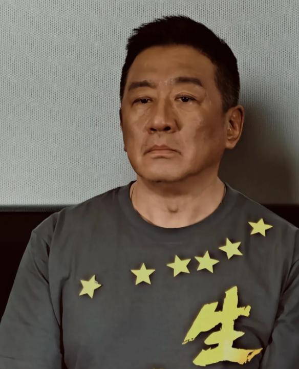演员丁勇岱说：“有次在北京站要进站，一个警察瞅见我，冷不丁就做出掏枪动作，我瞧见