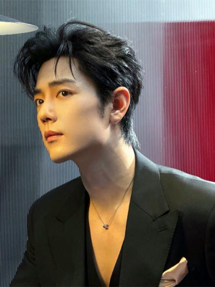 终于知道：为什么有那么多人喜欢肖战？他太会和自己相处了！参与品牌直播时，