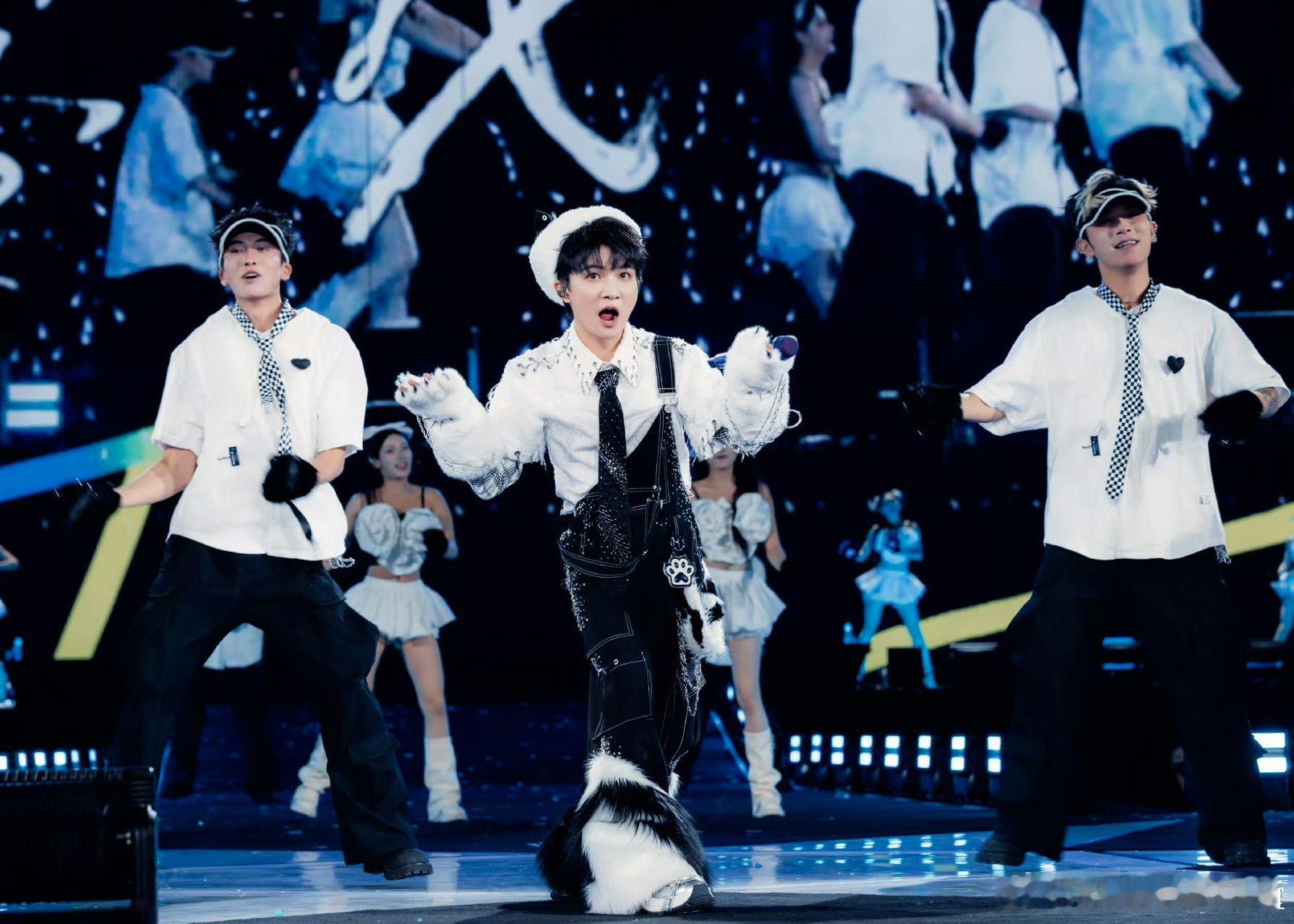 周深跨年直播好家伙！这是什么神仙排面！启德体育主场馆的首场跨年演唱会，居然是周深