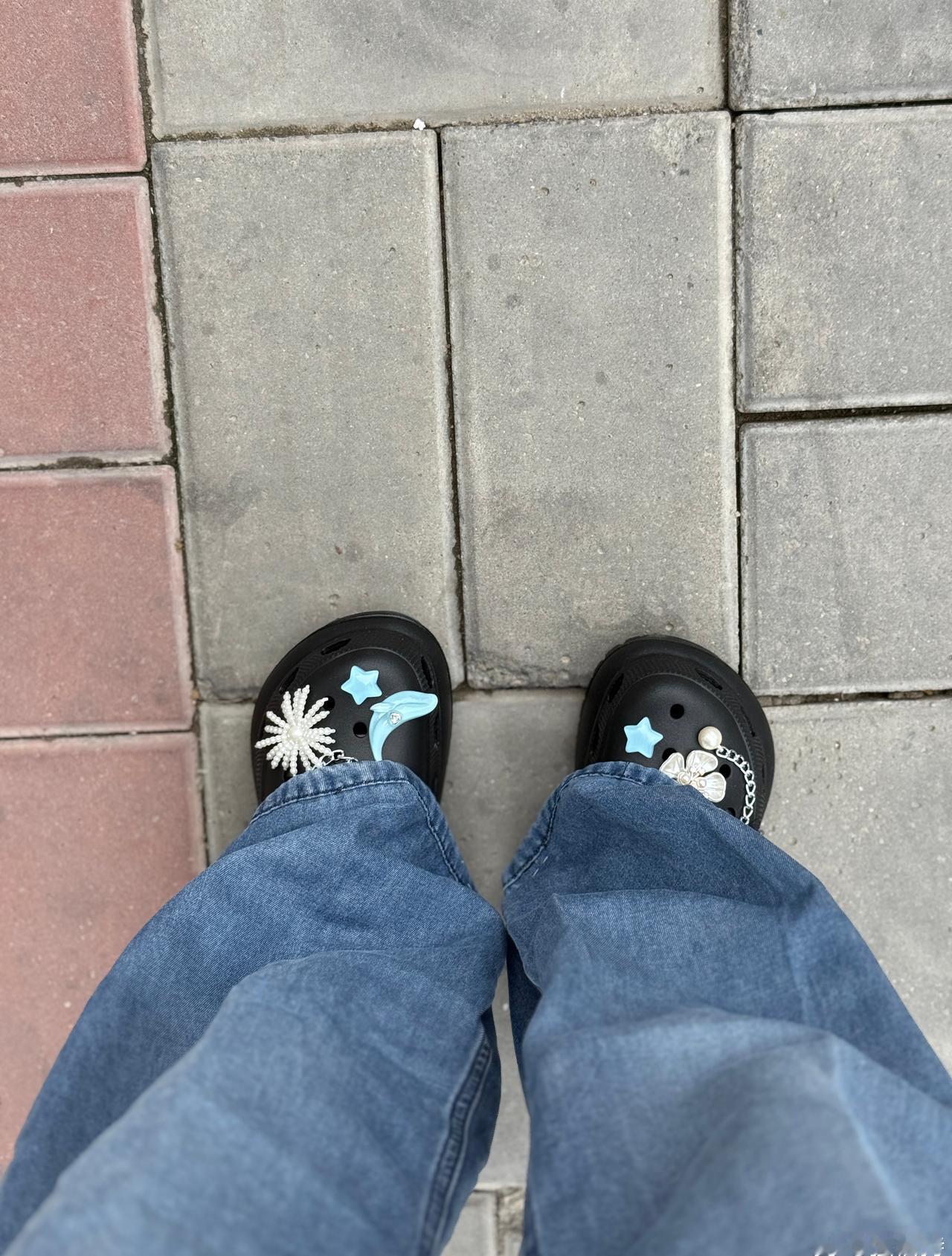 第一天穿出去，走的挺慢，鞋子是真轻，就是不太习惯脚趾老攒着[笑着哭]​​​