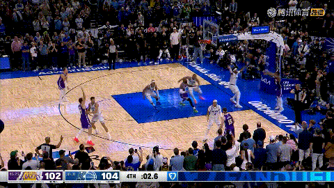 湖人神射手肯纳德真是太让人惊叹了！在今天湖人客场挑战魔术的比赛中，当时距离全场比