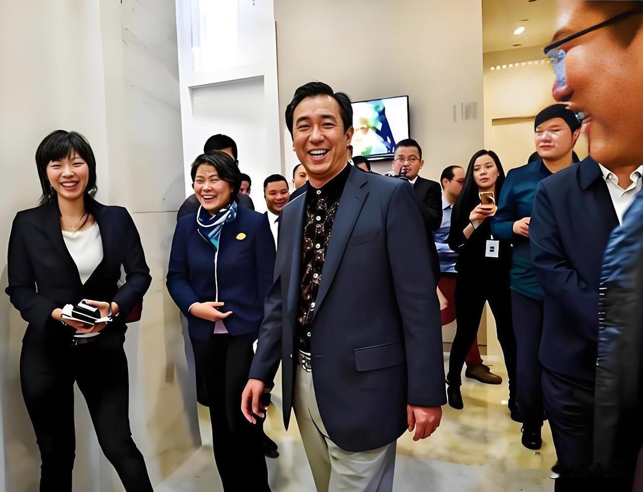 我朋友以前在恒大辽宁公司工作过，他说不管别人怎么说他们集团的老板，他在恒大工作的