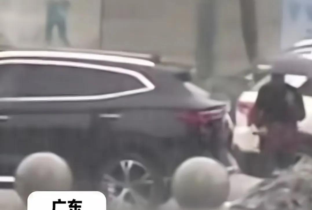 扎心了！广东，暴雨天女子让丈夫开车送她去店里，可让她没想到的是，自己的丈夫竟然一