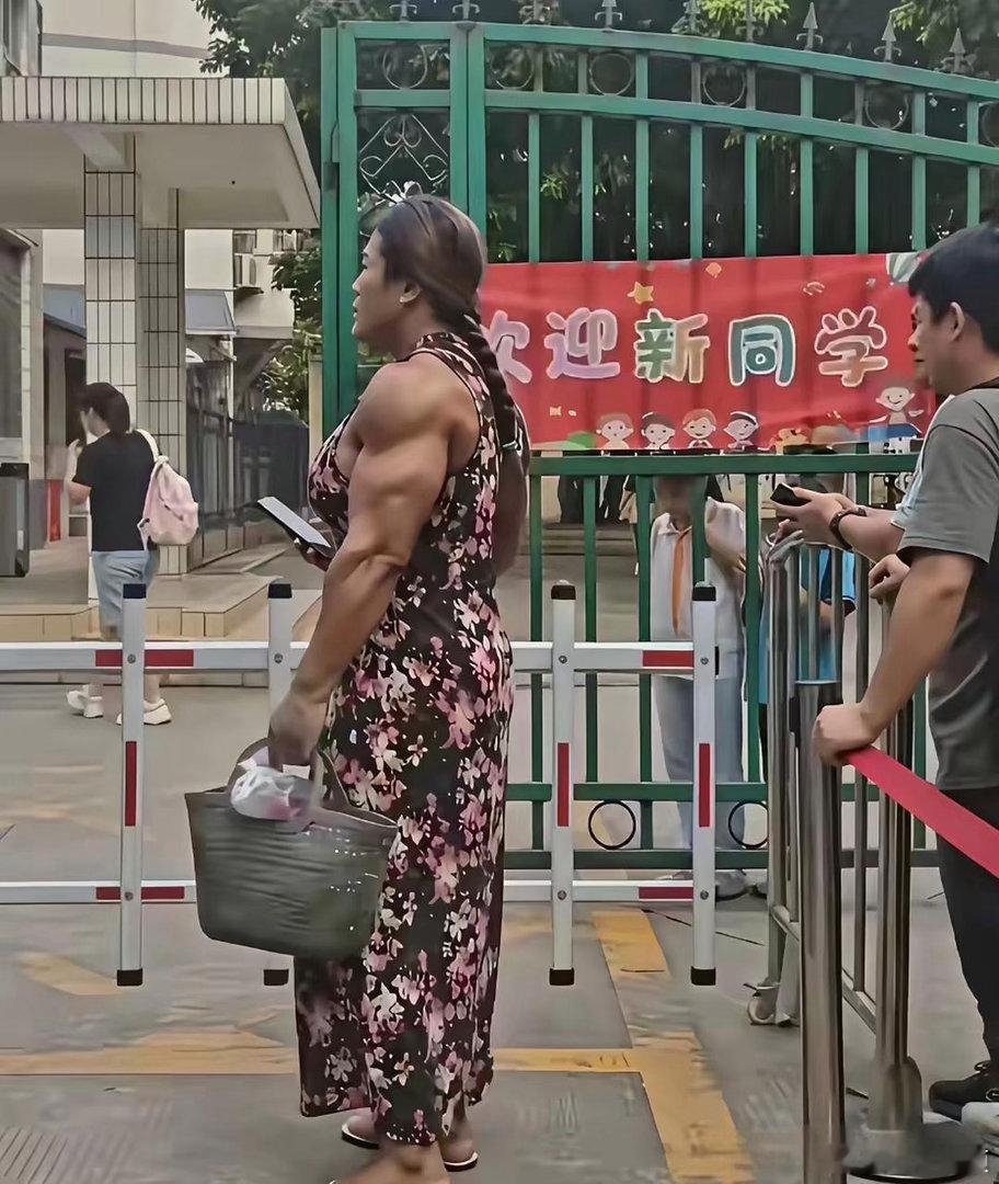 学校门口看见一位家长接小孩，被他的手惊到了