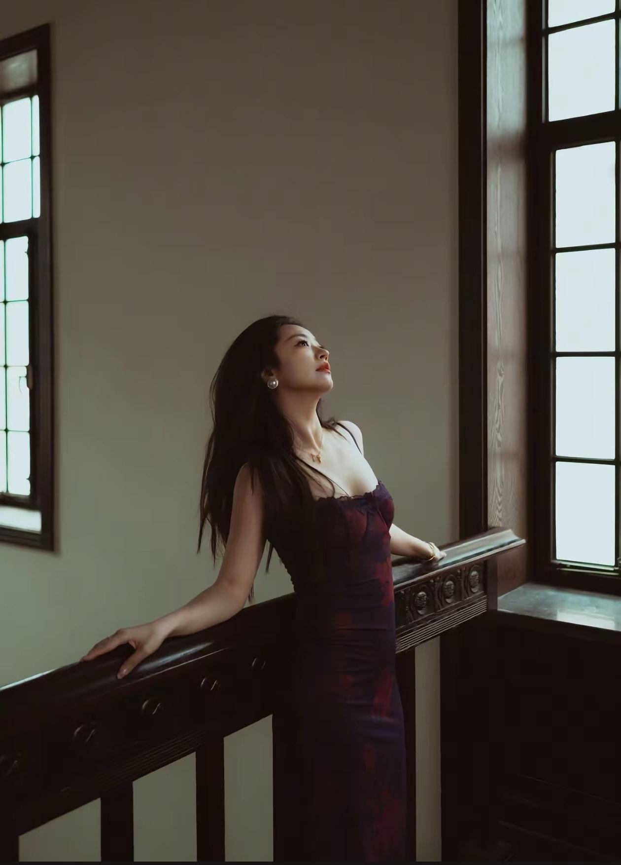 优雅黑裙，倚栏远眺，岁月静好