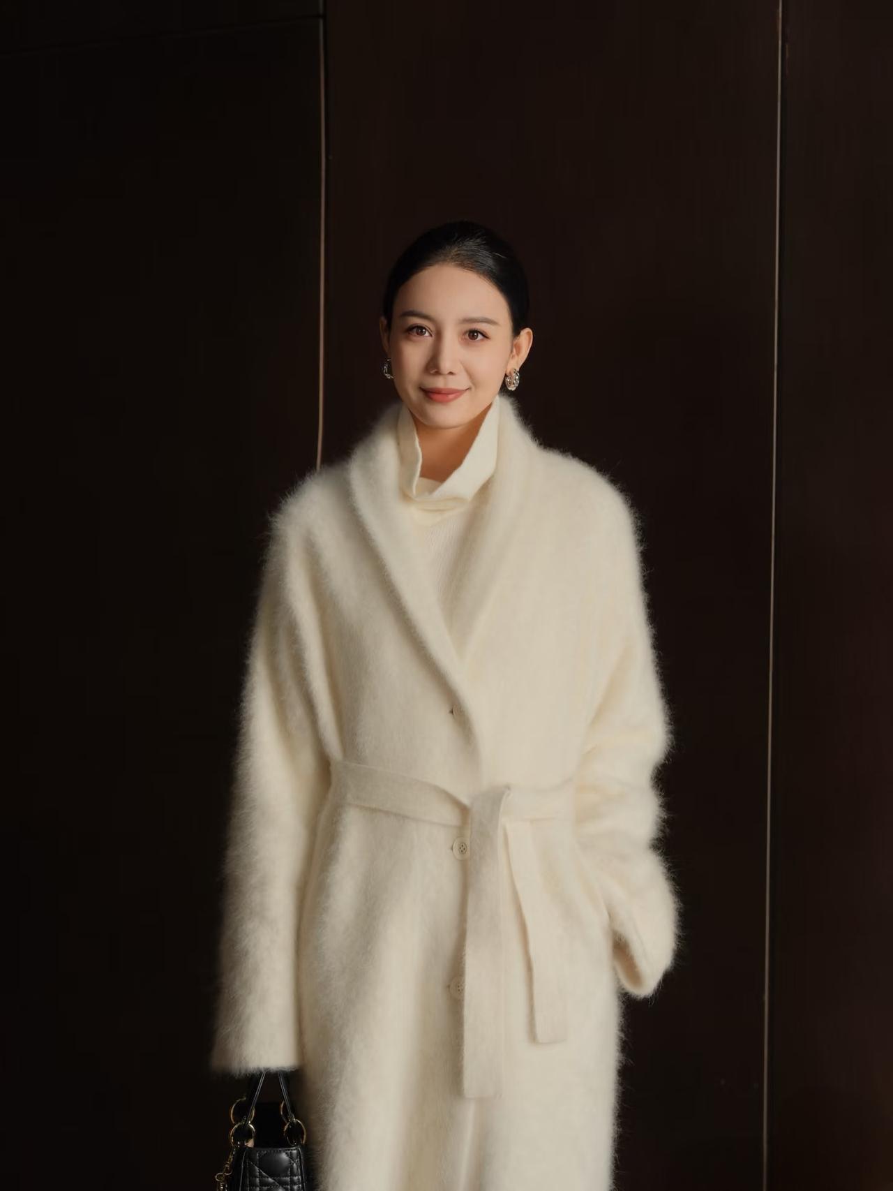 女人怎样穿搭，更有高级感一件质感的羊绒大衣，搭配一条同色系的长裤，就可以展现女性