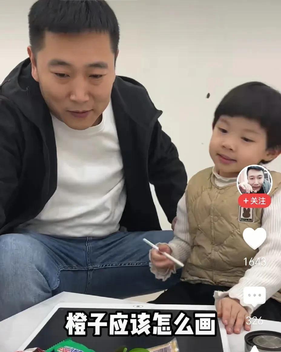 可爱的天赐，和哥哥在一起玩得多开心。看样子哥哥没少和她在一起，天赐一点也不拘谨。