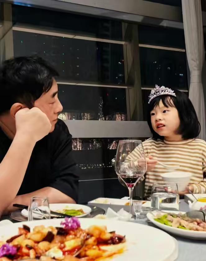 62岁的吕方女儿5岁了，真像他呀！吕方和郑裕玲约定丁克后，却在爱情长跑16年后