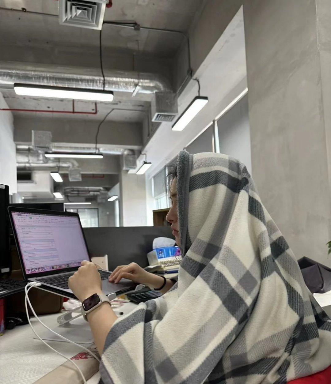谁懂啊，酷暑时节能待在有空调的办公室真的很知足。凉风缓缓吹着，烦躁感直接少一大半