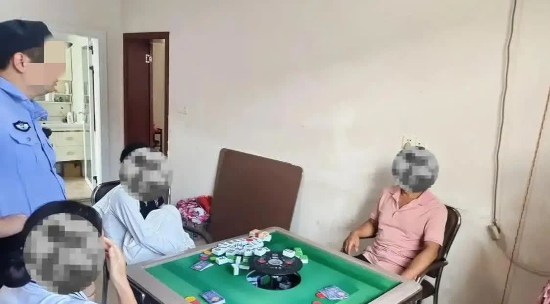 浙江杭州一女子与牌友玩牌。同桌牌友你来我往，消磨个时间，取个乐子，无可厚