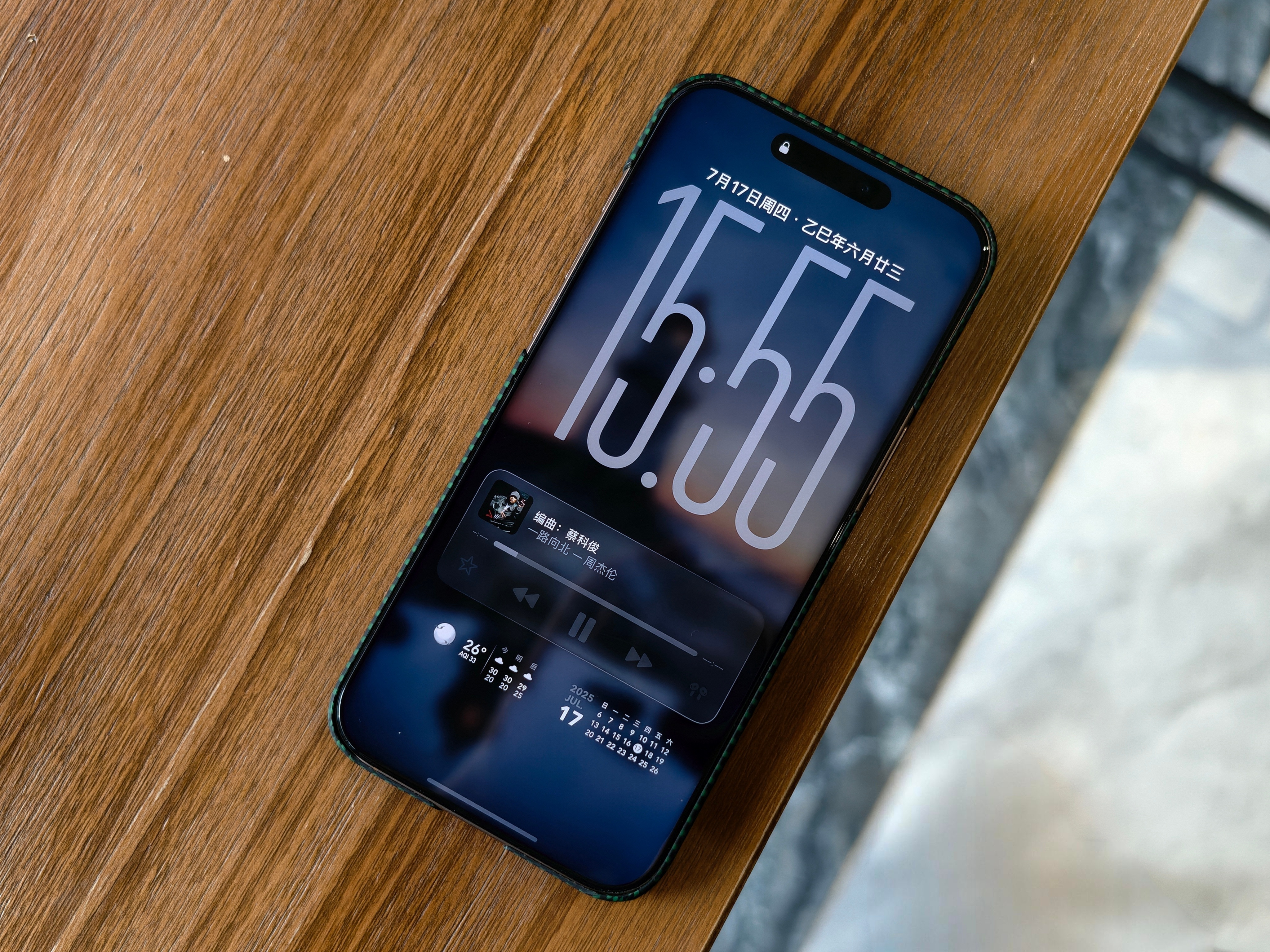 iOS26锁屏AOD壁纸模糊效果+大时间显示现在越看越好看。还有这个音乐