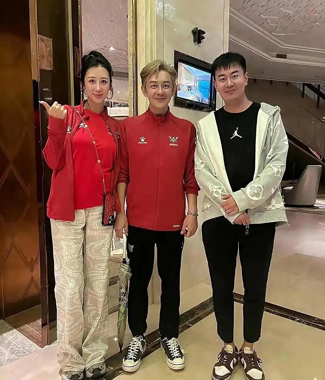 56岁陈浩民和老婆蒋丽莎入住一家豪华酒店，他这次露面状态非常差，整个人瘦到脱相，