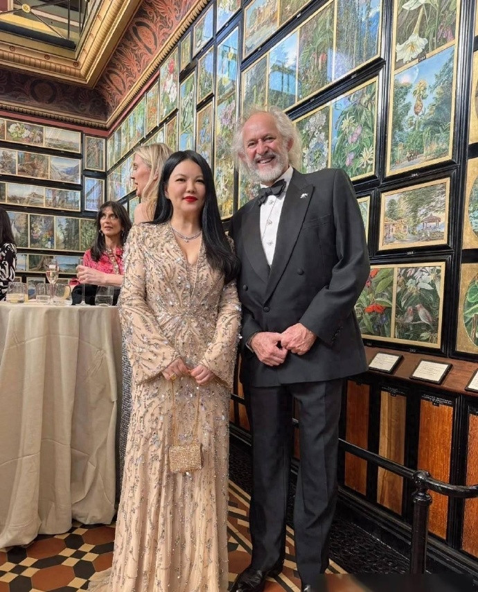 李湘带女儿面见英国皇室，向王后赔笑换白眼，连发动态遭网友群嘲​​​