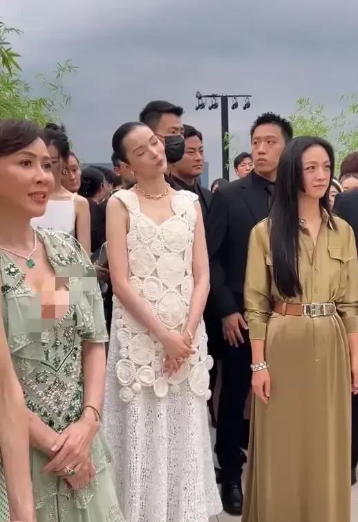 汤唯的状态真好，一下子把刘嘉玲比下去了，汤唯浑身散发着迷人的魅力！妥妥的女神一枚