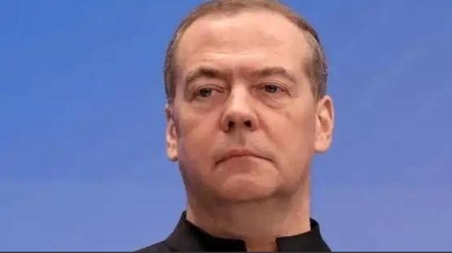 “全世界，没有任何一支军队能挡住大规模的无人机群。这不是某种预测，这是正在发生的