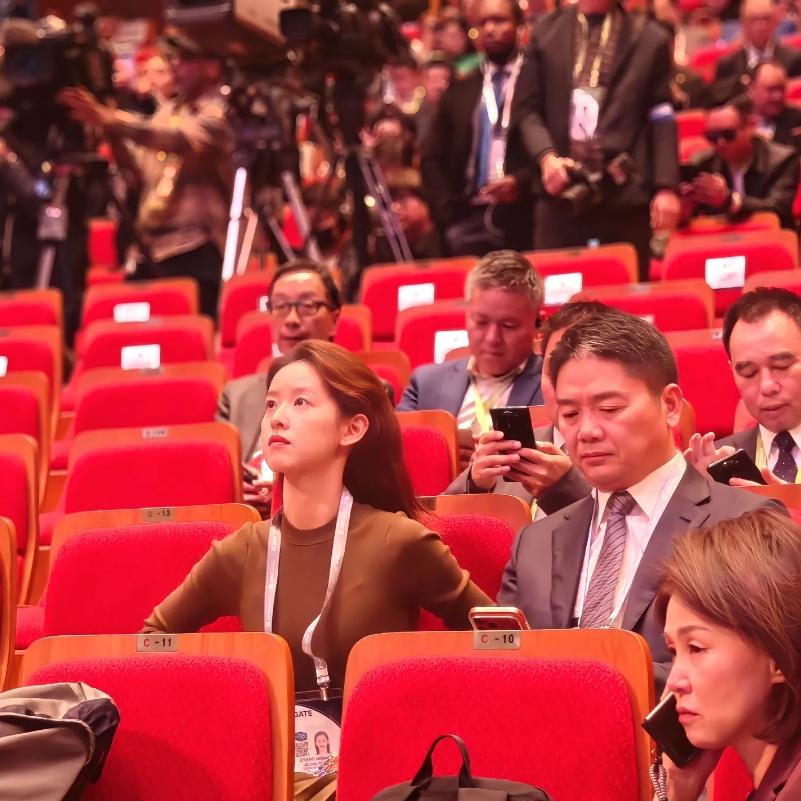 今年真是刘强东的运势年,六月和七月两次上了新闻联播,今天又和章泽天一起出现在韩国