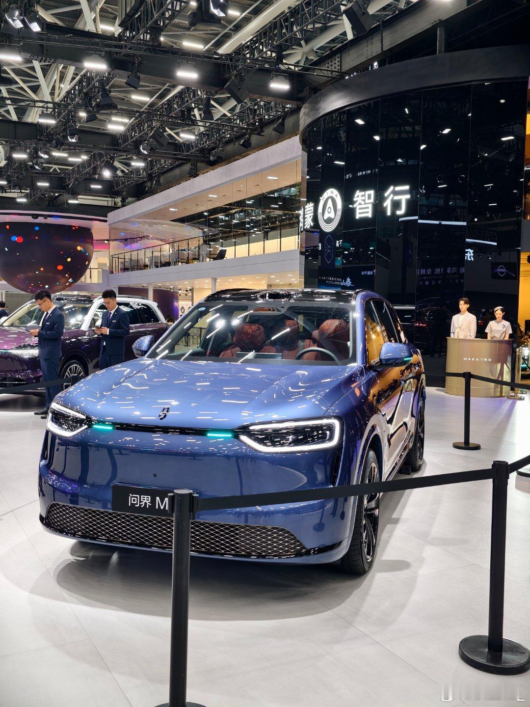 来今年广州车展现场咧先来鸿蒙智行的展台逛逛🍔鸿蒙的展台还是一如既往的大尊界S8