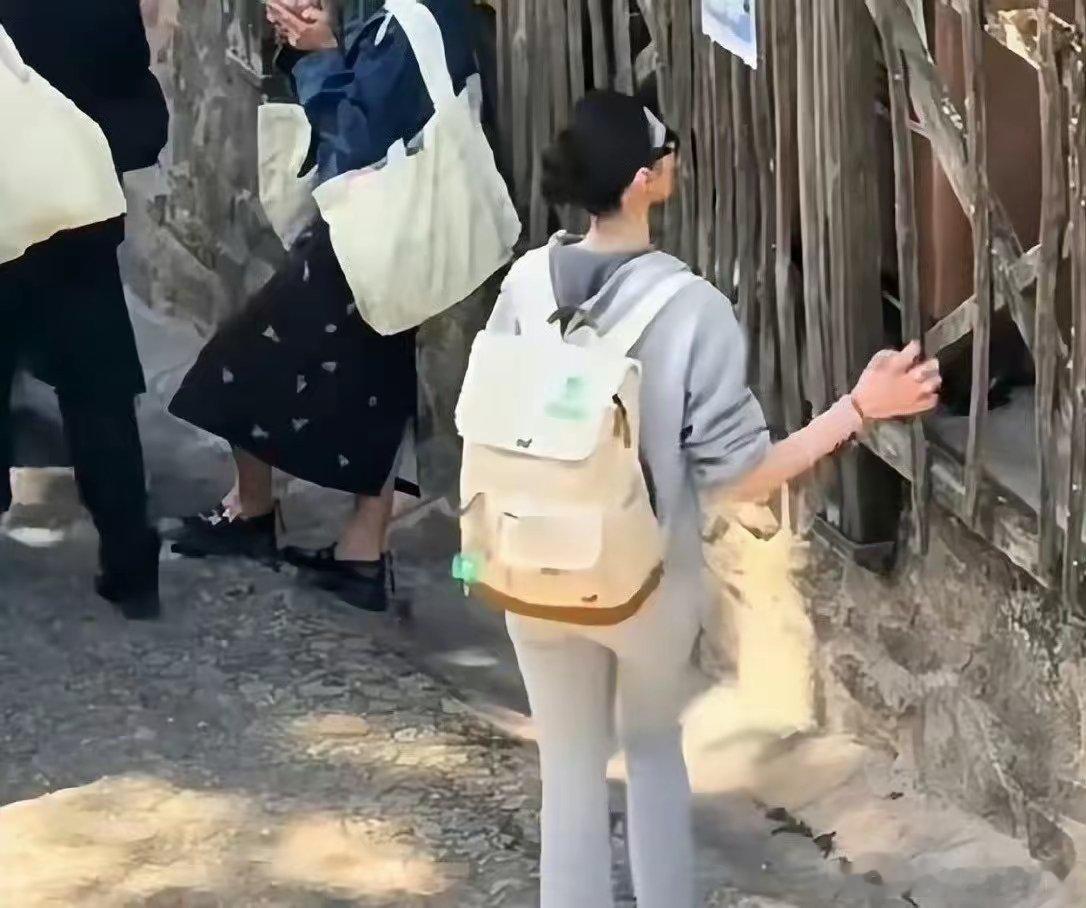 奚梦瑶还是太现实了不是她的她都不要，婚礼完事自己背着包就要去赶工作，毕竟工作堆成