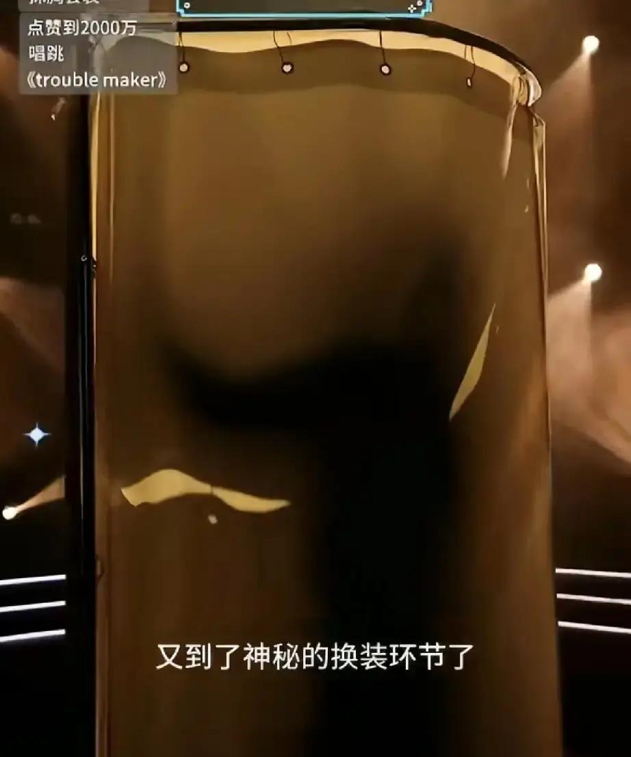 冯提莫直播间最近被封了。过程不复杂，就是直播换衣服，用了纱帘挡着，助理还在旁边说