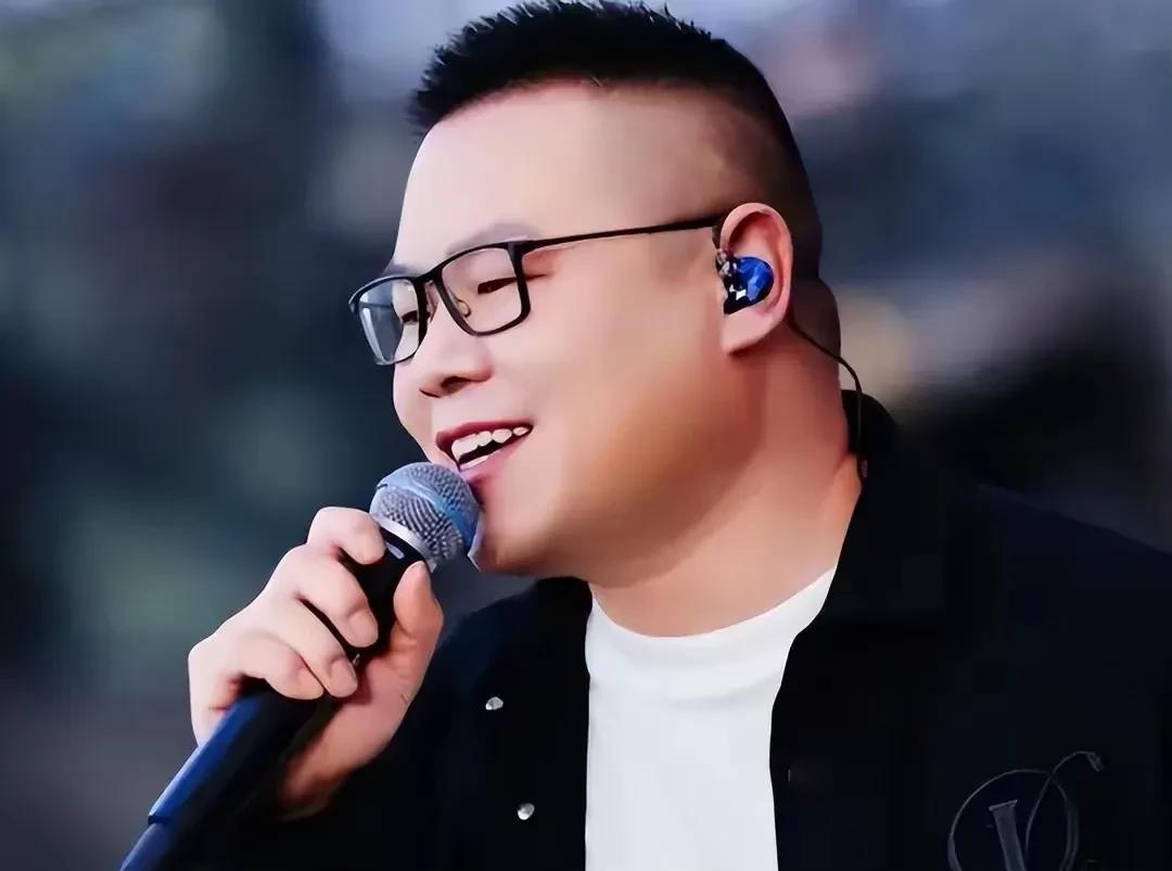 岳云鹏开演唱会门票卖到1580，比刀郎还高，被吐槽要钱不要脸。岳云鹏却一身反骨