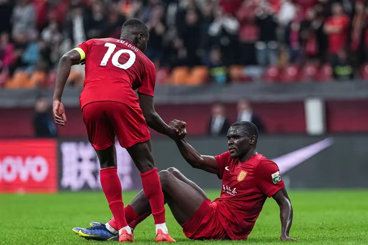 细看中超积分榜，5支球队失球都上双了，而重庆铜梁龙只有4个丢球、排中超倒数第一，