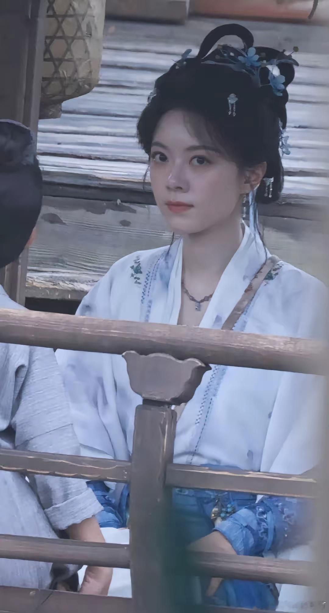 赵今麦只要不塌房以后她就簇拥担心没有戏拍不是资本大佬喜欢她，而是她拍戏热的不行还