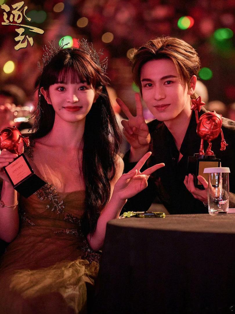 田作之赫时隔三年的callback三年前领同一个奖杯拍了第一张合照，三年后你们