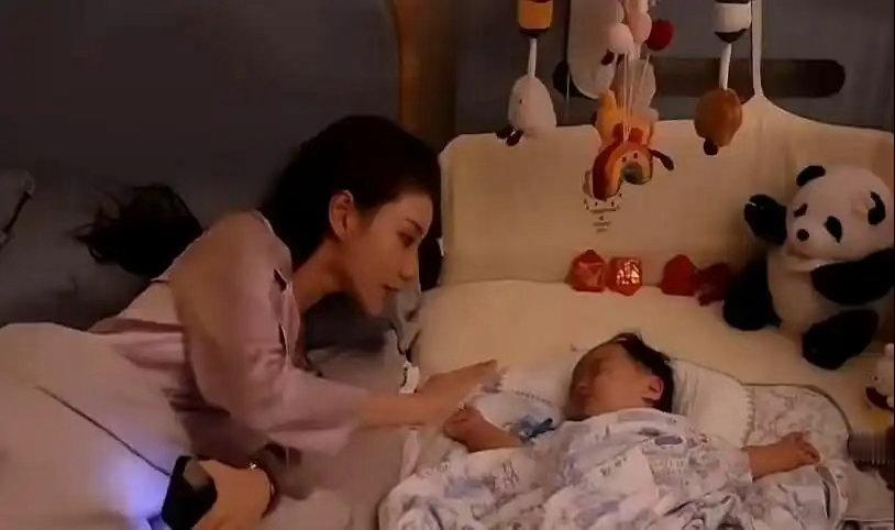 汪小菲说看不到孩子睡不着，非要把小床搬进主卧，结果一沾枕头就到大天亮，半夜爬起来盯娃的全是马筱梅​