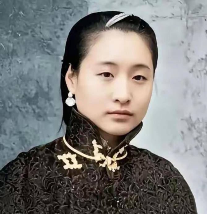 1916年，蔡锷病死了，小情人小凤仙参加完他的葬礼便消失了，直到1998年，她的