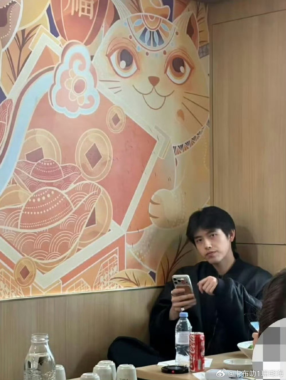 有网友偶遇陈飞宇，阿瑟还对着镜头比✌️，陈飞宇是个很有礼貌的男生。