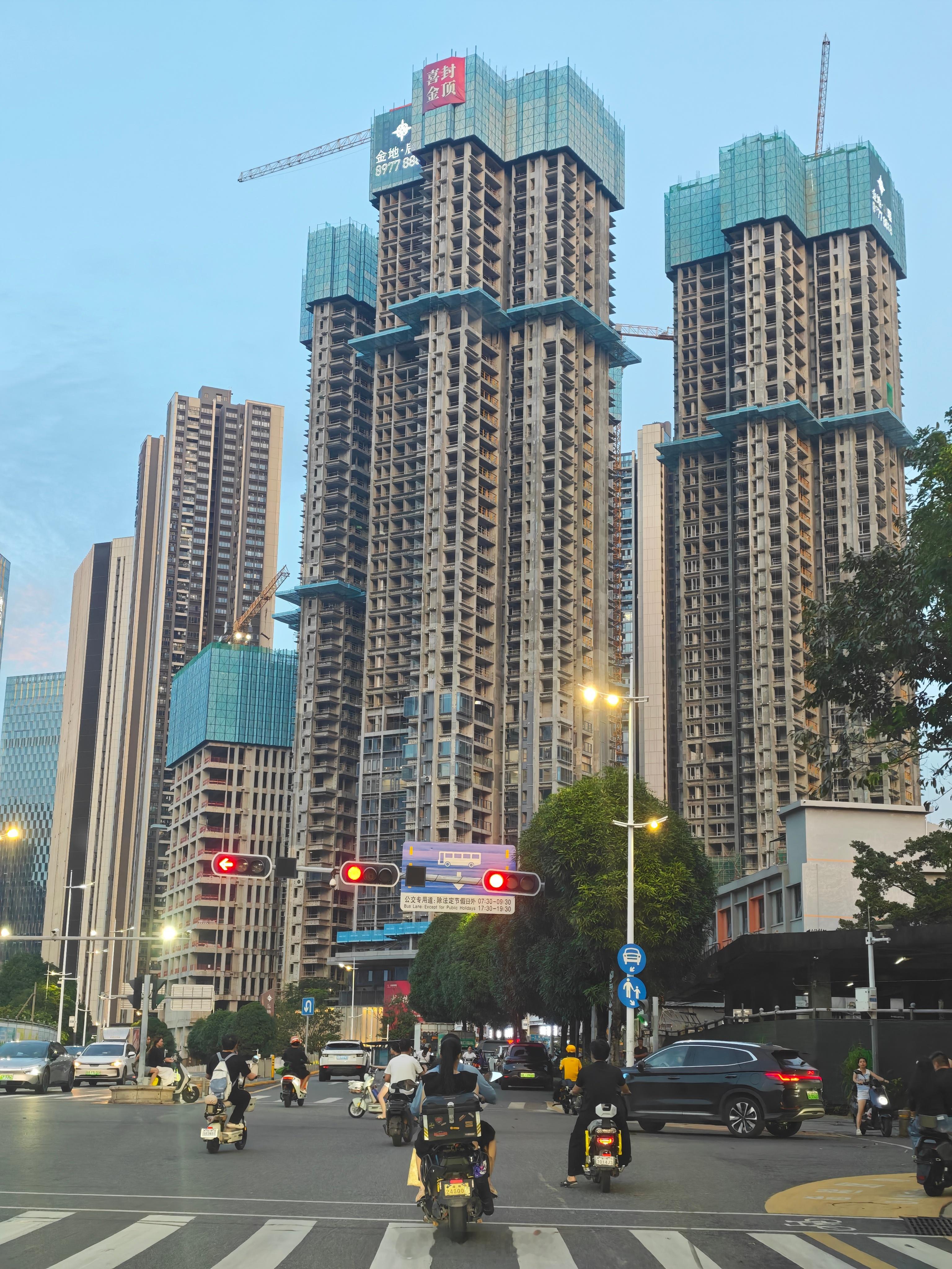 龙华CBD新房住宅，48层，3梯5户，有600套房，卖了100套，还有500套，