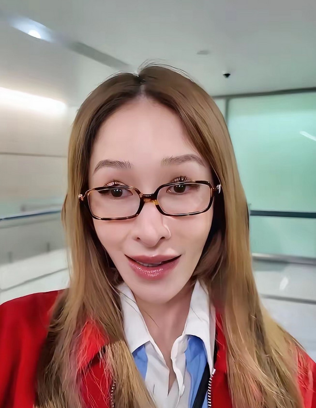 46岁的萧亚轩，给所有女性提了个醒：不管到了多大年纪，都别轻易碰医美。倒不
