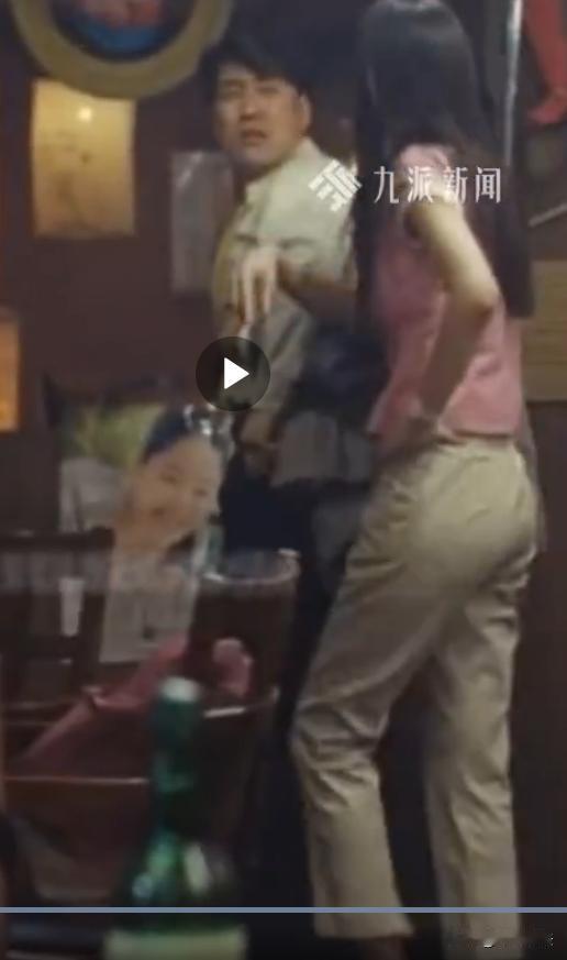 安徽黄山，男子同朋友就餐，邻桌年轻美女前来敬酒，要求拼桌一起喝。男子果断拒绝！年
