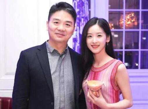 刘强东章泽天巴黎街头同框，低调逛街无保镖，老夫老妻默契太好嗑近日，有网友在