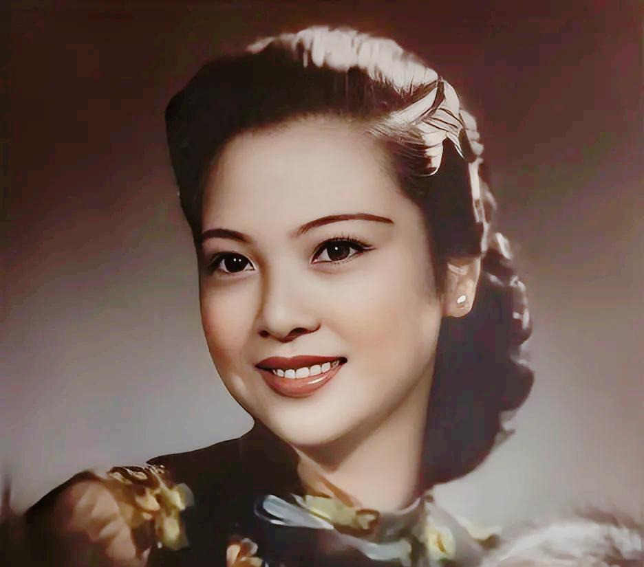 抗战时期，戴笠在重庆幽会情人陈华，见她貂皮大衣不错，于是笑道：“把这套行头留下来