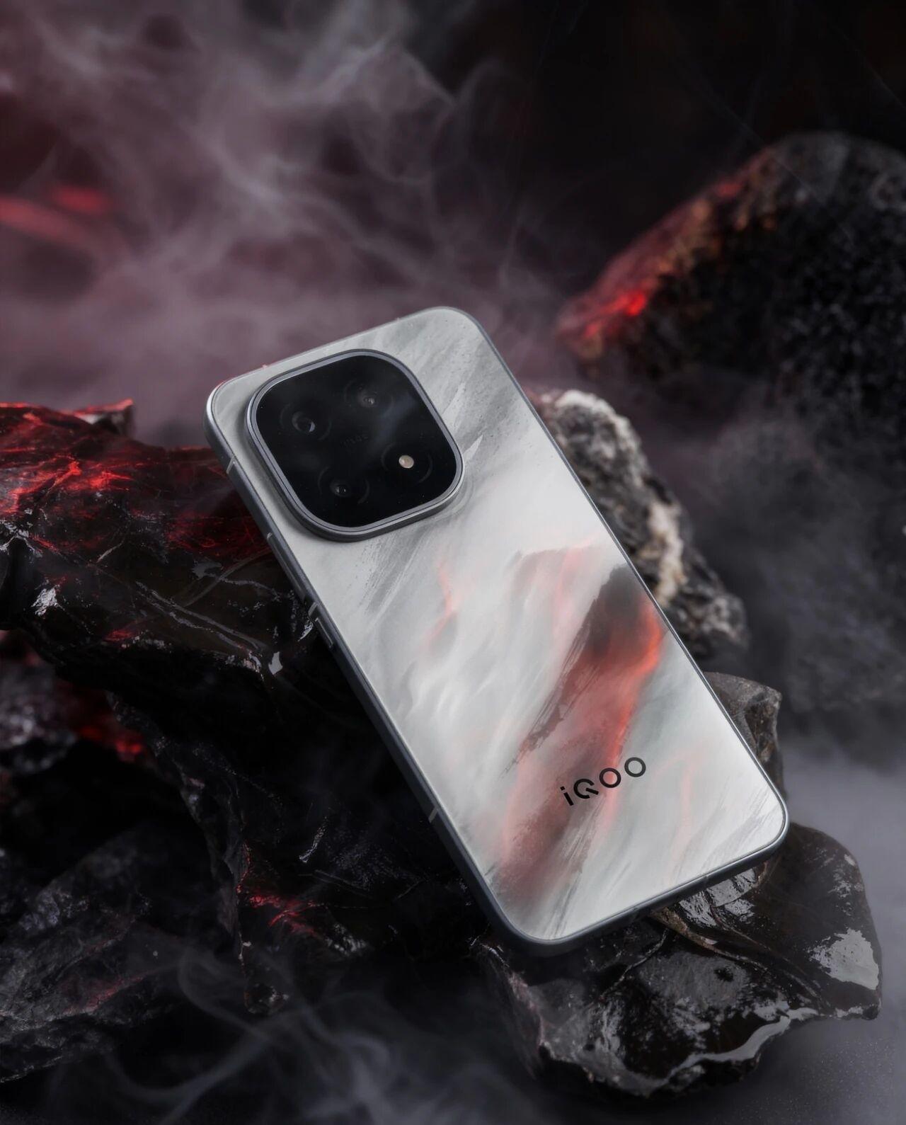 凌云壮志iQOO15图赏称iQOO15“凌云”配色的设计者为“天才”毫不为