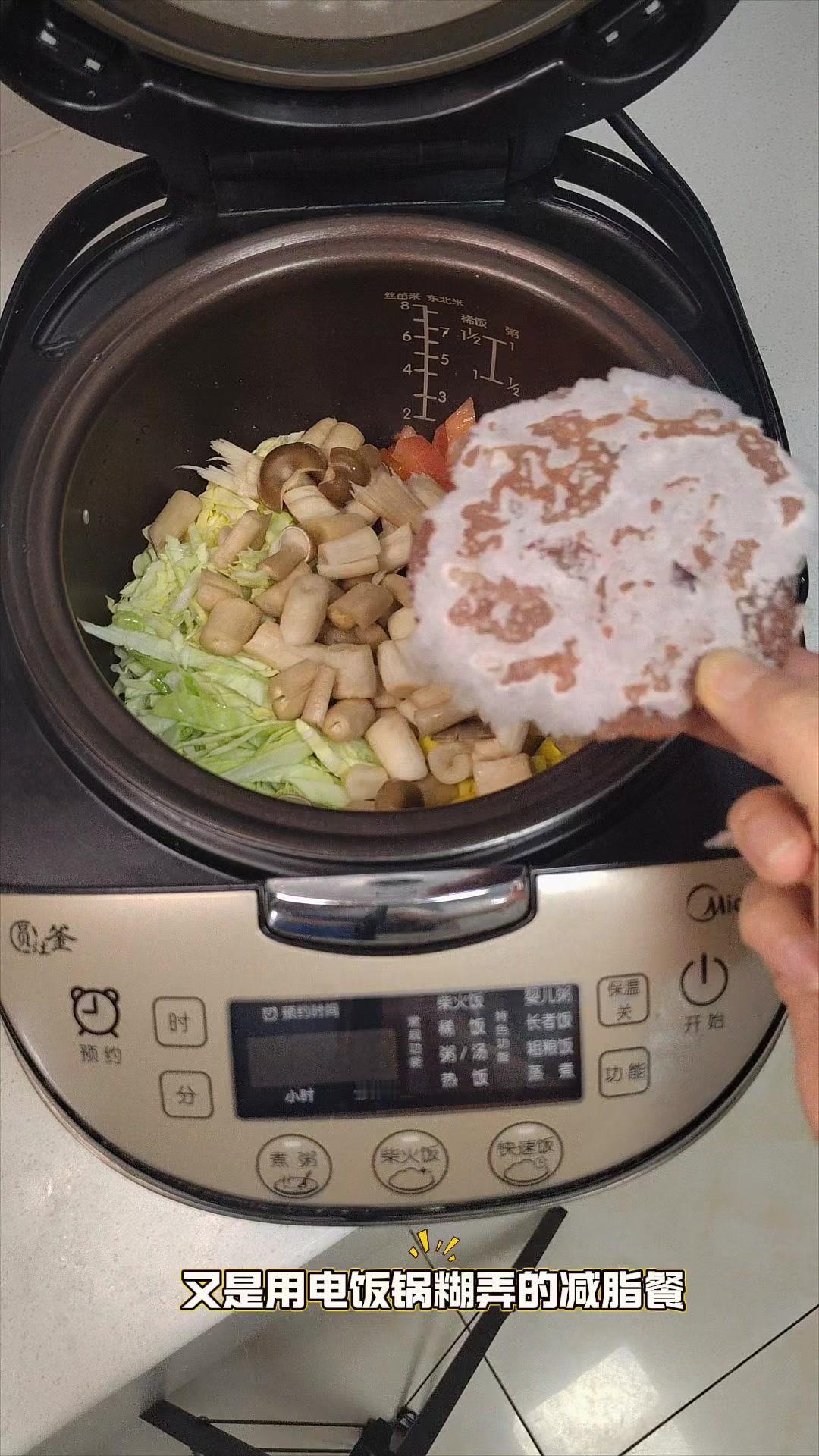 🍚轻松搞定牛肉饼焖饭，比外卖香还低卡！大米半杯淘洗干净，加老抽、生抽、盐和少