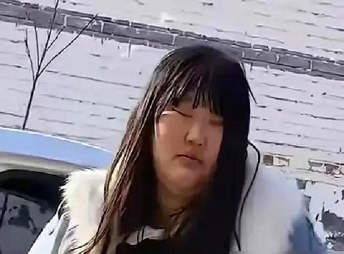 500万现金？大衣哥一分没给，扭头把女儿嫁给了邻村的穷小子。陪嫁清单就三样