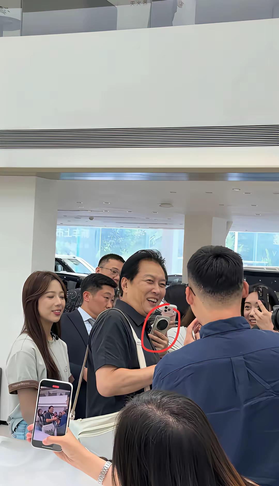 终于知道什么叫做众星捧月了。
