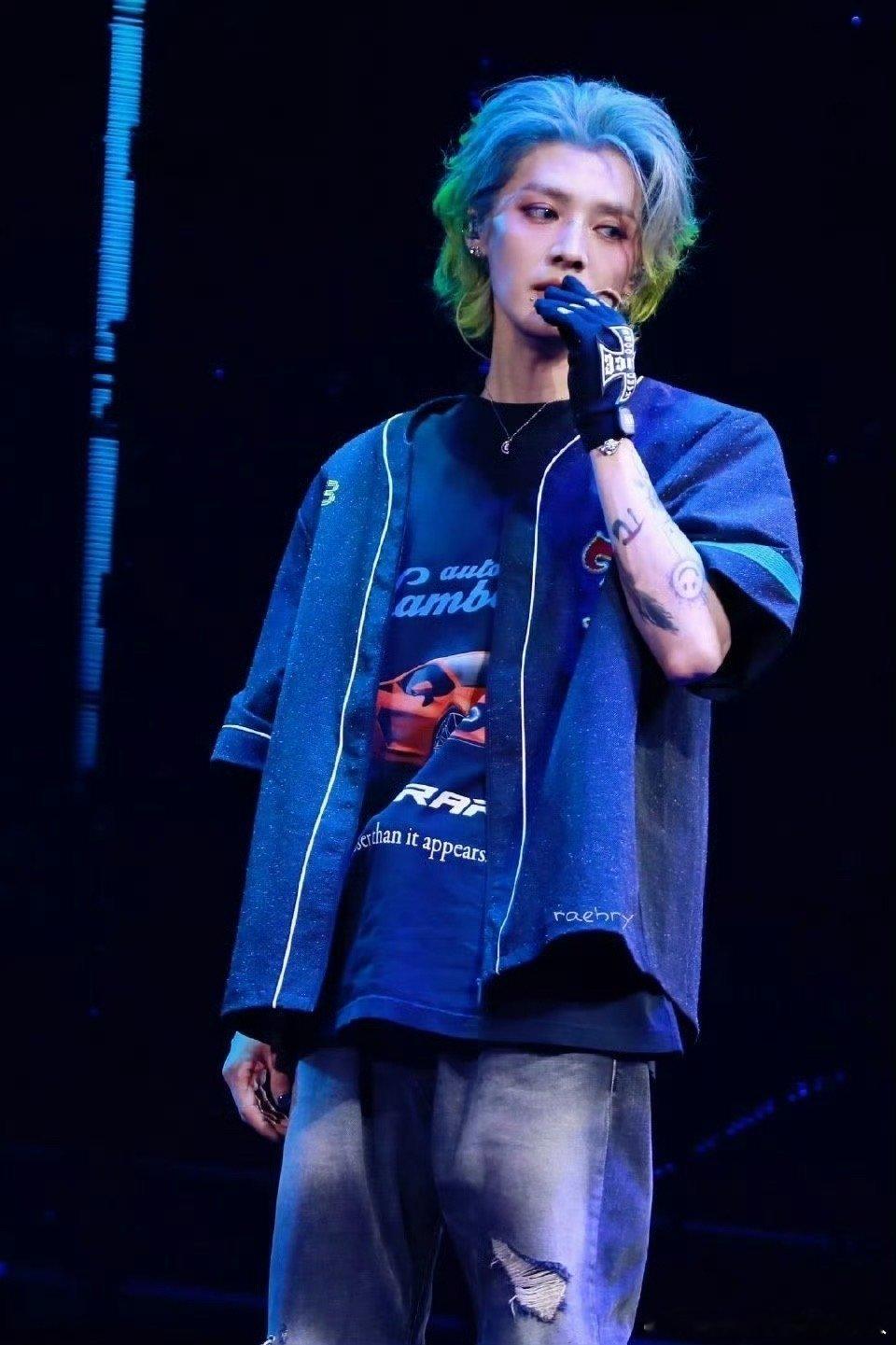 鹿晗想粉丝给呈现一个最好的状态鹿晗脸颊上打了阴影​​​鹿晗​​​