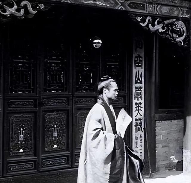 1938年，道士毕云路过日军哨卡时，因为没有向日军鞠躬，被打得半死。毕云大怒，伤